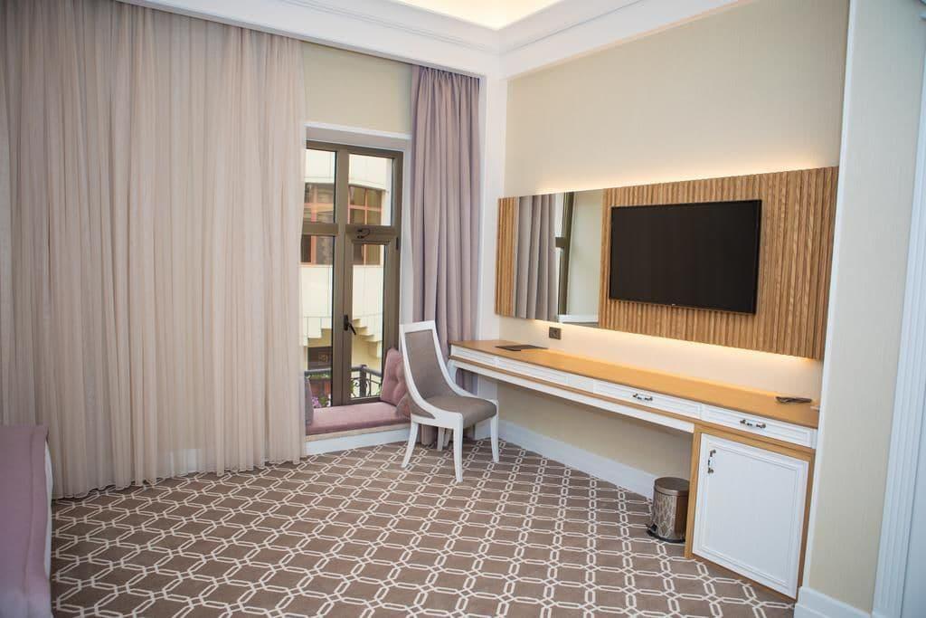 Theatrum Hotel Baku Exterior foto A room at the hotel