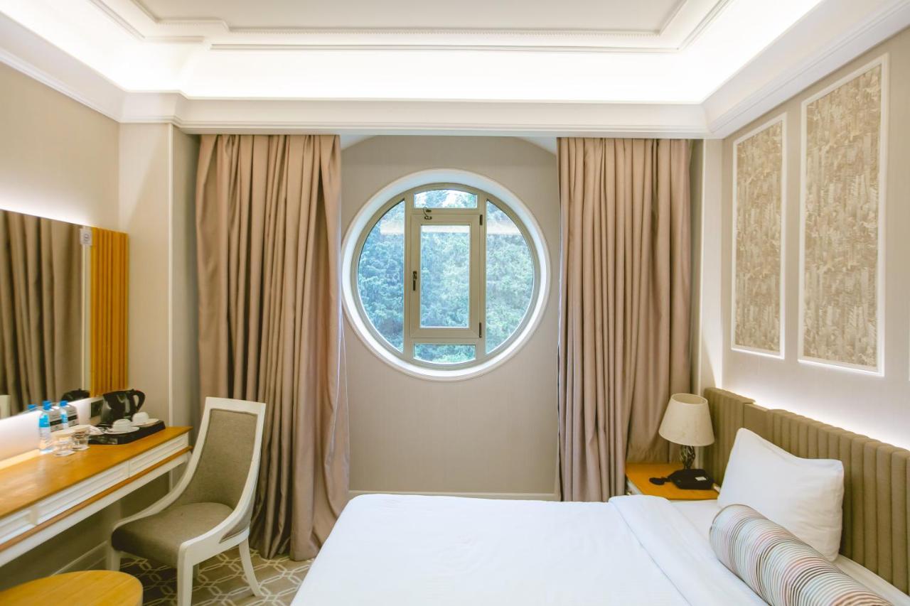 Theatrum Hotel Baku Exterior foto A room at the hotel