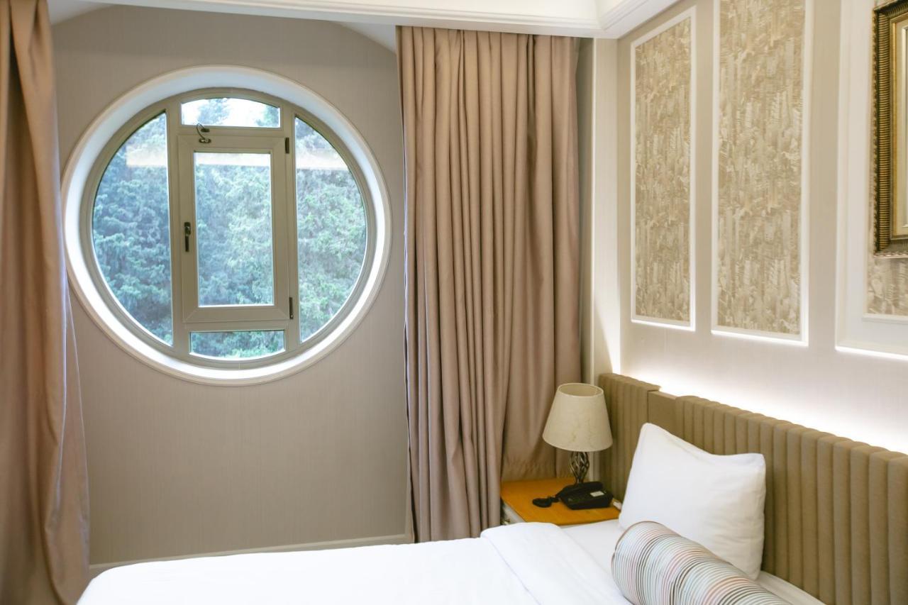 Theatrum Hotel Baku Exterior foto A room at the hotel