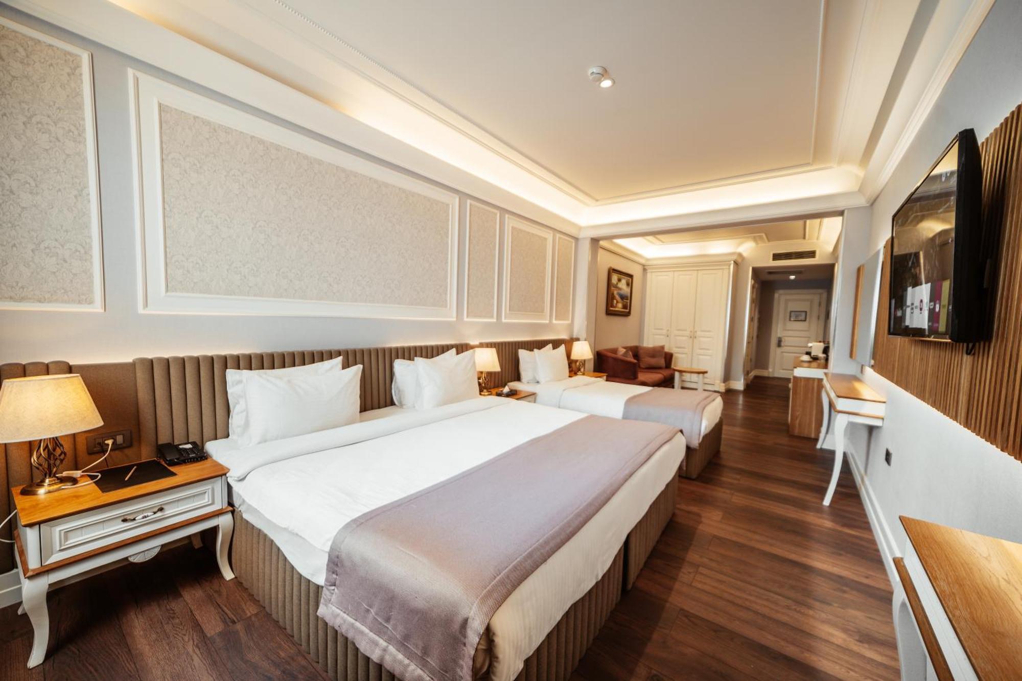 Theatrum Hotel Baku Exterior foto A room at the hotel