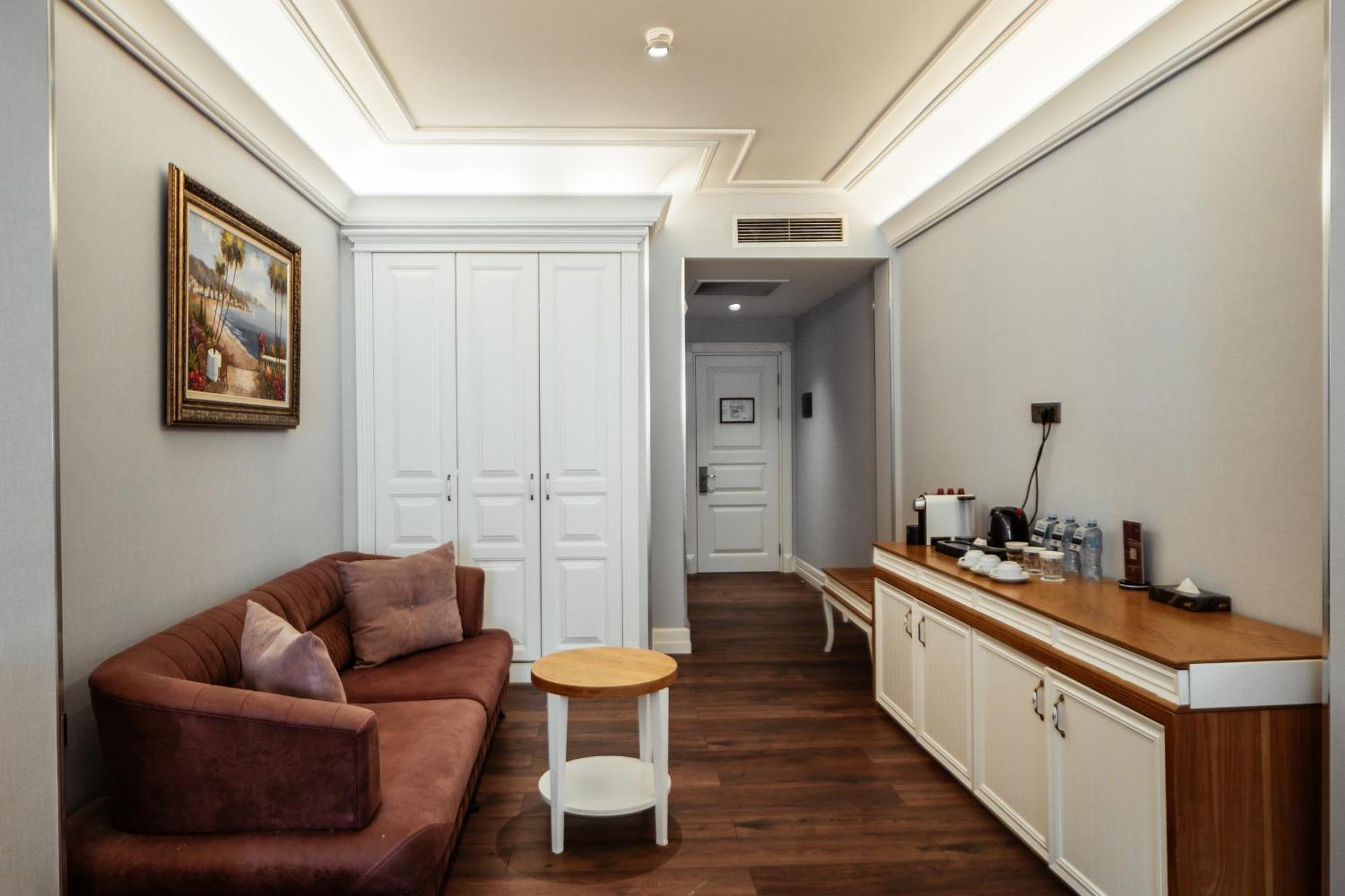 Theatrum Hotel Baku Exterior foto A room at the hotel