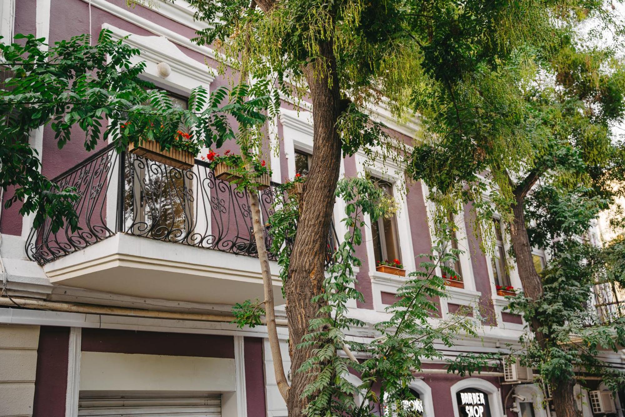 Theatrum Hotel Baku Exterior foto Typical architecture of the city