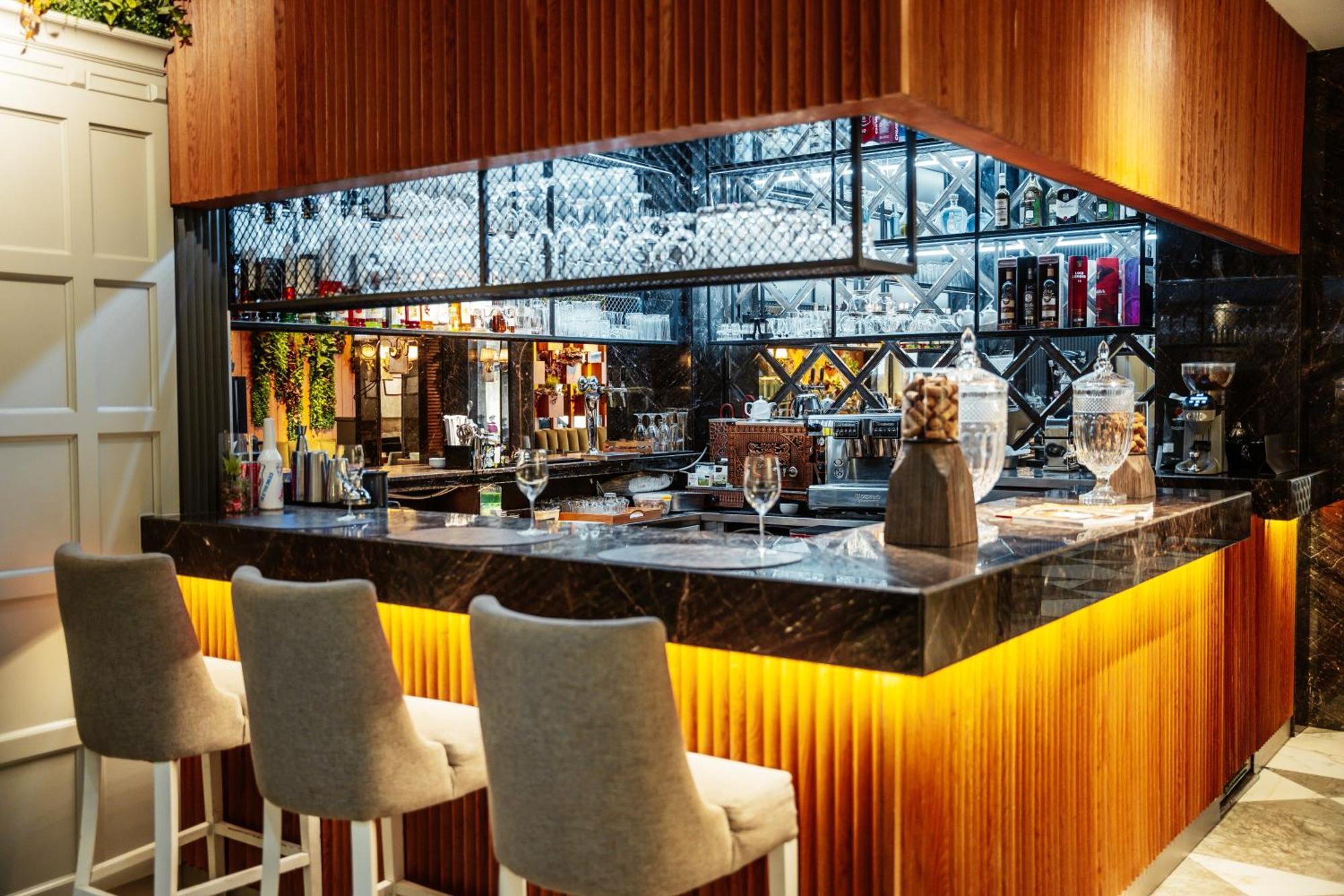 Theatrum Hotel Baku Exterior foto The bar at the hotel