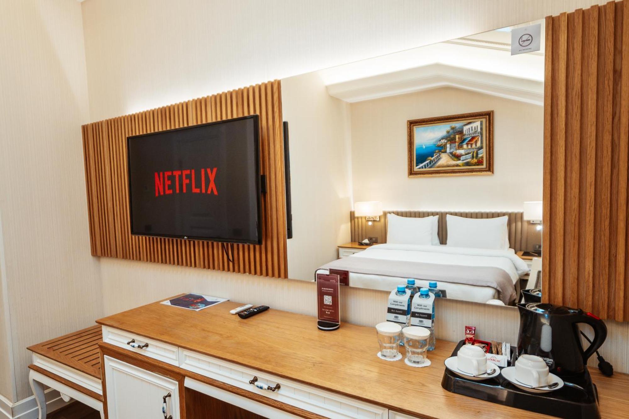 Theatrum Hotel Baku Exterior foto A Netflix television in a hotel room