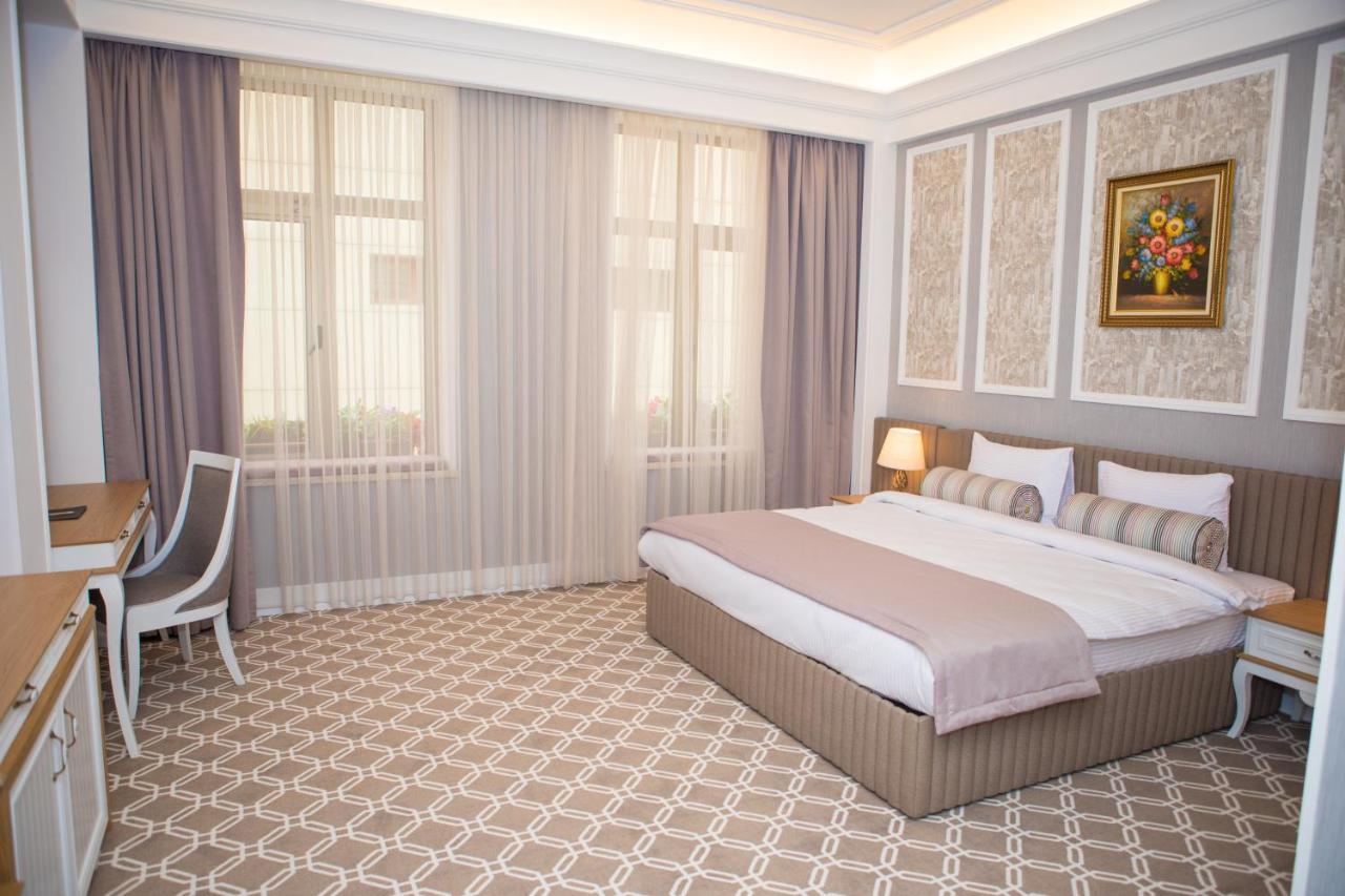 Theatrum Hotel Baku Exterior foto A room at the hotel