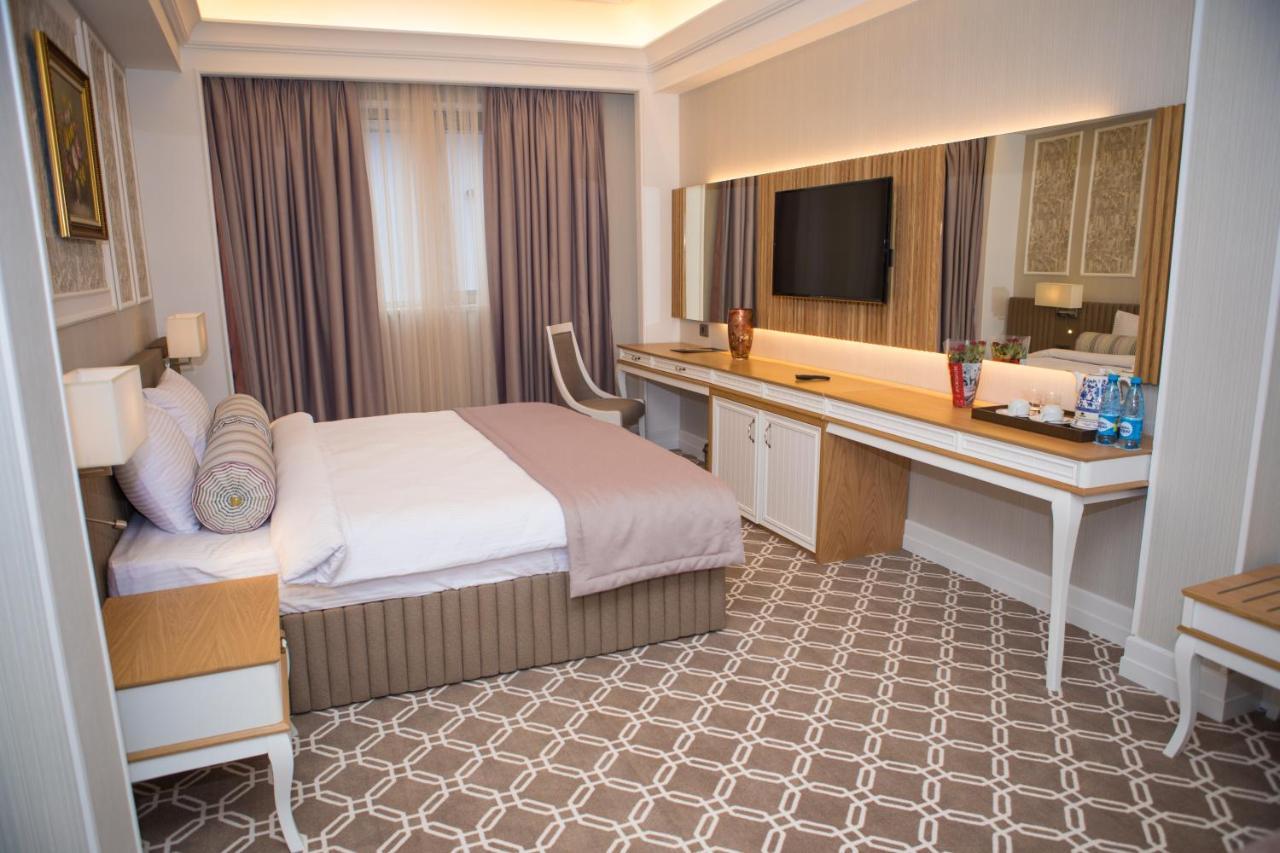 Theatrum Hotel Baku Exterior foto A bedroom at the hotel