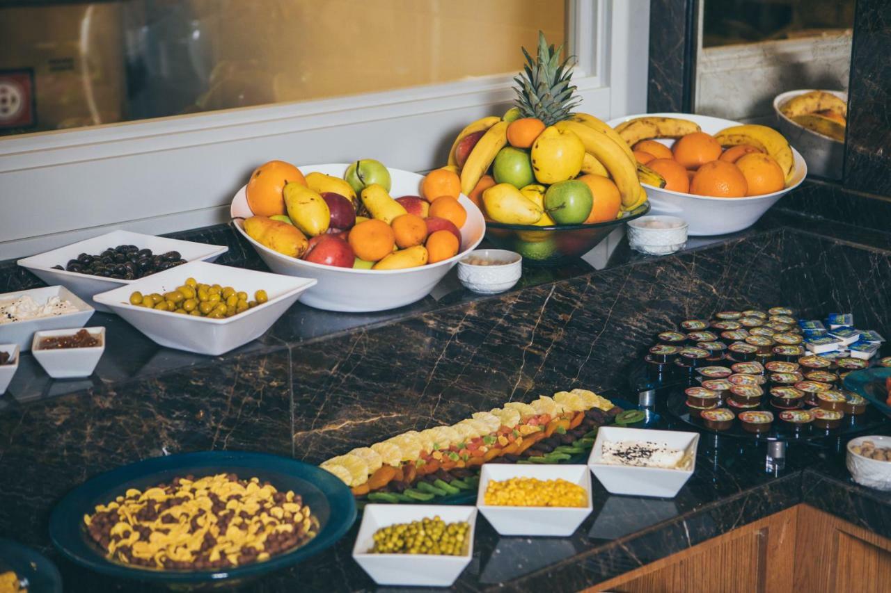 Theatrum Hotel Baku Exterior foto A buffet at a hotel