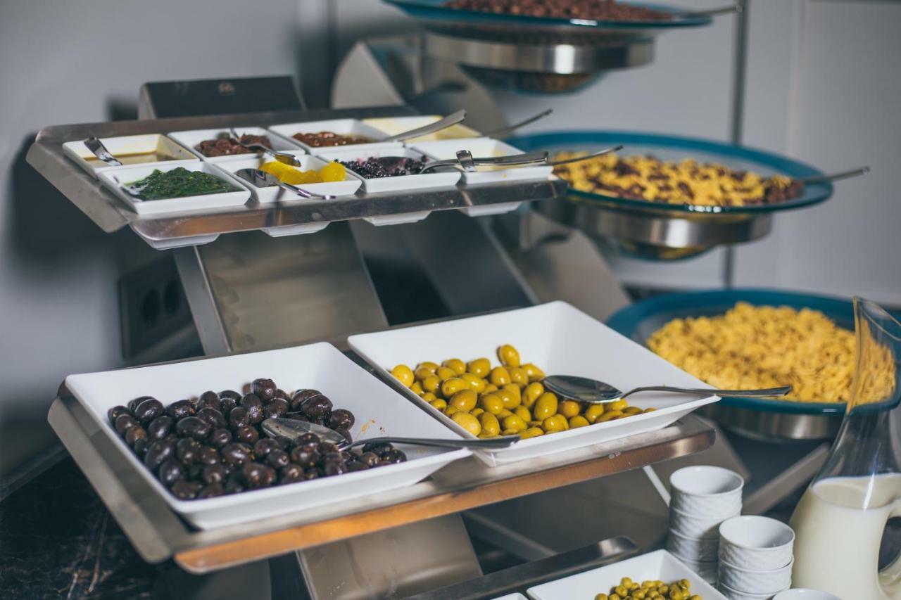 Theatrum Hotel Baku Exterior foto A buffet with olives